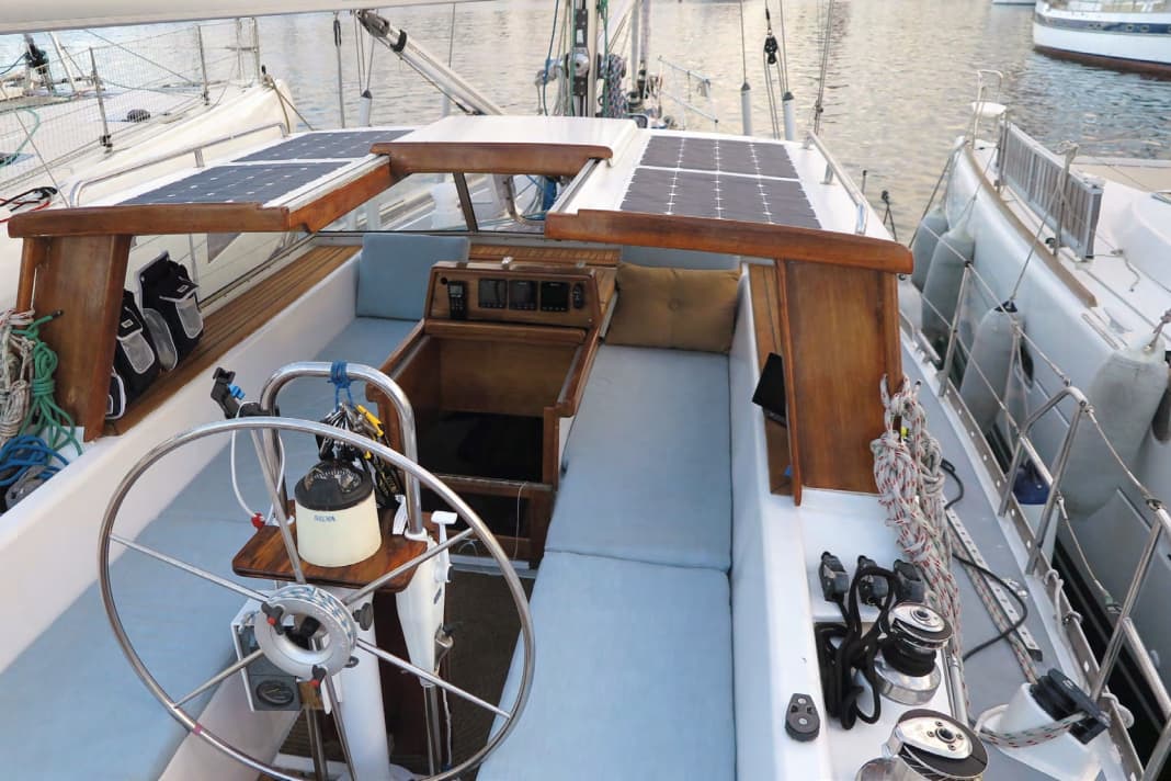 Outside and yet inside: The roof over the cockpit and companionway is a mixture of fixed sprayhood and deckhouse. The watch is protected here at sea