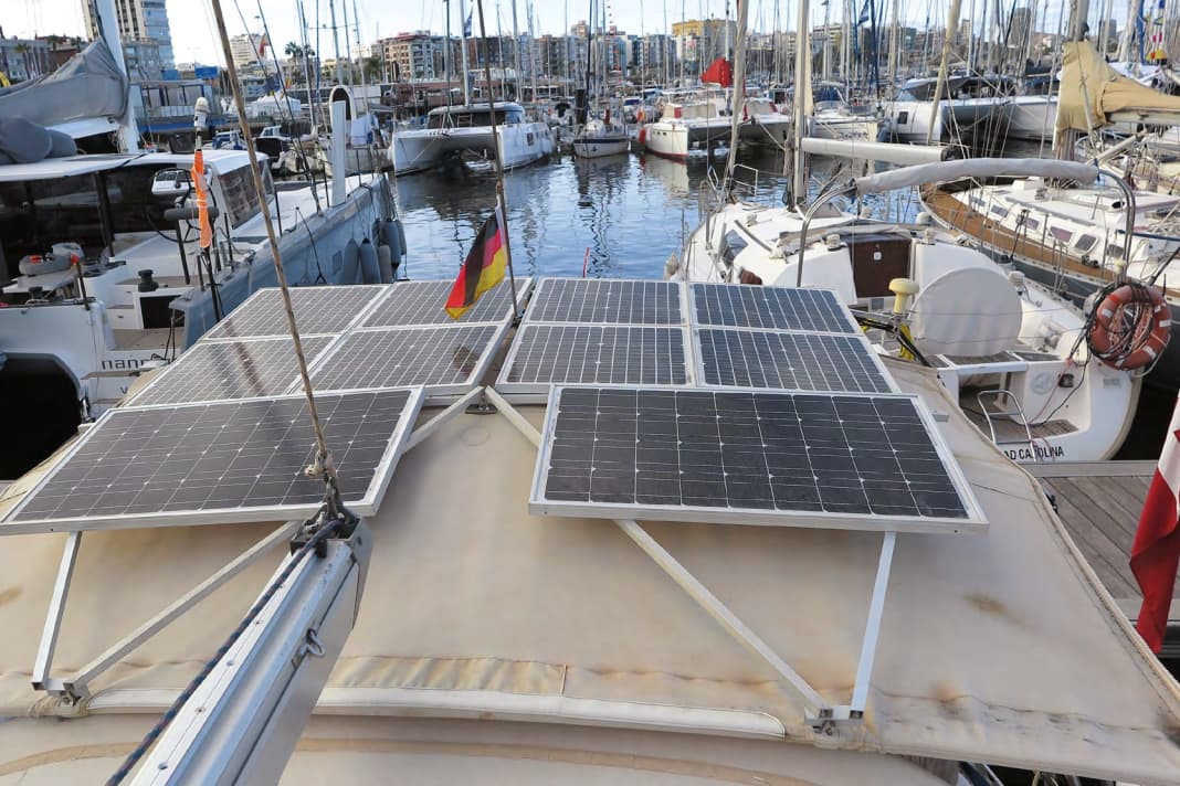Solarpark: Aus Aluminium-Profilen wurde auf das Bimini eine Unterkonstruktion für zehn Paneele mit insgesamt 360 Wp gebaut. Eine Alternative wären flexible Module