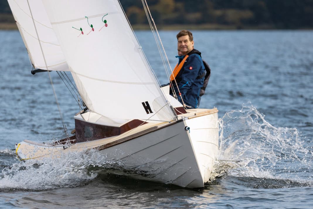Il salto positivo del ponte si armonizza con le altre linee. Anche la struttura a cuneo si adatta al resto dell'immagine. Tutto si adatta