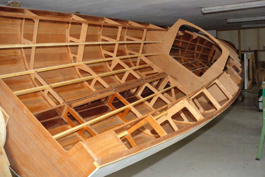 La barca, costruita con delicatezza, è irrigidita da vari telai segati.