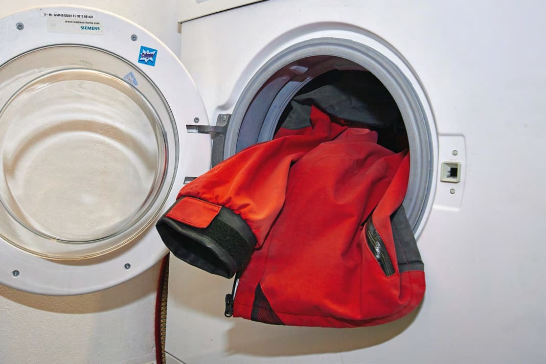 Sweat, sun cream and especially salt damage the material. This is why oilskins should be washed regularly. Several times a season, but definitely if it has come into contact with salt water. Use detergent for functional clothing with a membrane. Do not tumble dry oilskins, as this will only damage them!