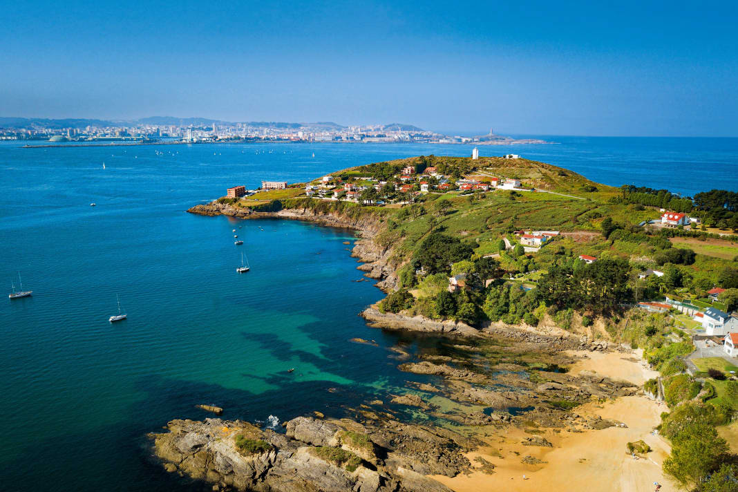 Rechts die Biskaya, links die Ría de La Coruña, hinten die gleichnamige galicische Metropole. Hinter der Landzunge finden Yachten Zuflucht