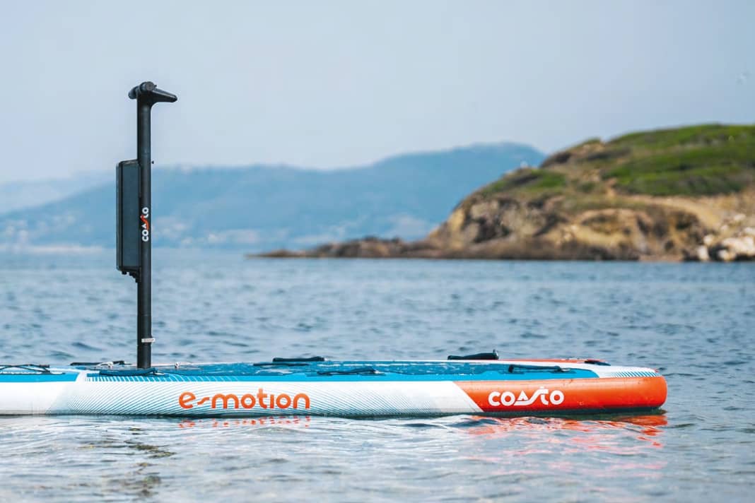 La batterie est fixée au guidon et la vitesse se règle avec le pouce.