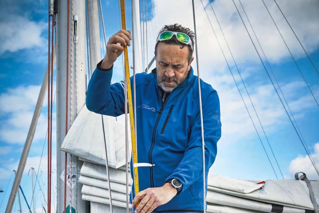 Fixer le mètre en haut des haubans, l'extrémité inférieure étant à environ 5 mm au-dessus du terminal.