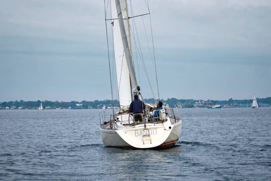 Dans des conditions de vent faible, comme sur l'image, le twist dans la grand-voile est souhaitable.