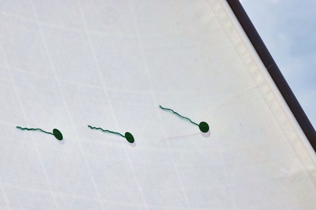 If the leeward threads are in contact and the front windward thread rises slightly, the trim is perfect