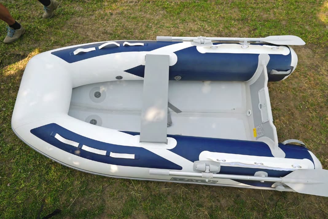 High-pressure V-floor: The high-pressure floor is an integral part of the hull construction. However, this results in a sloping floor without a bilge and puddles of water