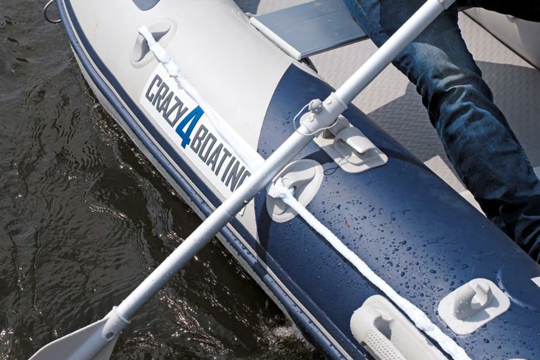 Kollision beim Pullen: Beim Beiboot 250 AMF von Crazy4Boating bleiben die beiden Riemen beim Rudern leider an den Ösen der Halteleine hängen