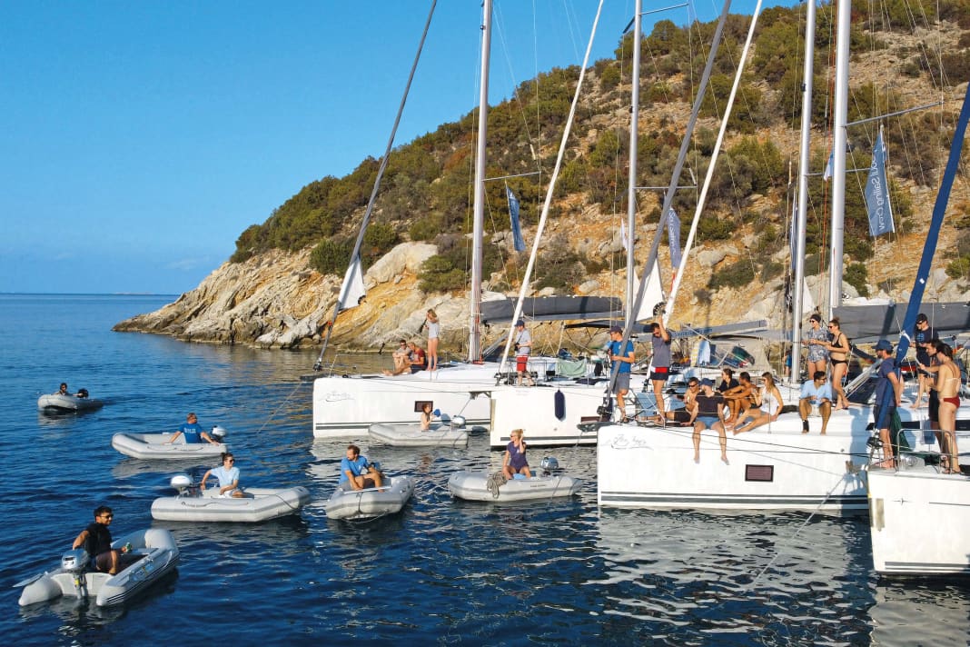 Flottiglia della comunità velica Soul Sailing Crew. Festeggiare insieme dopo la navigazione fa parte del programma