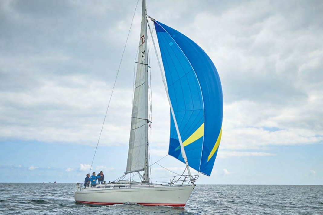 Ajustement de l'empannage - les écoutes de gennaker passent à l'extérieur de la voile et du gréement.
