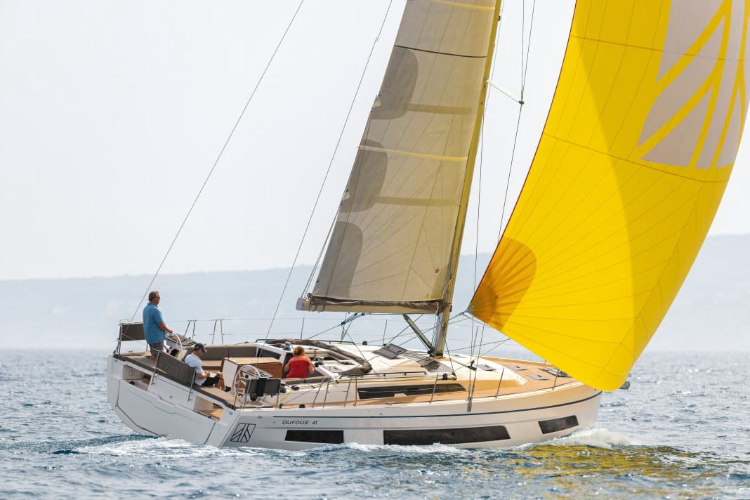 The wide hull, full foredeck, kinks, recesses and chines as well as large windows are trademarks of the new Dufour