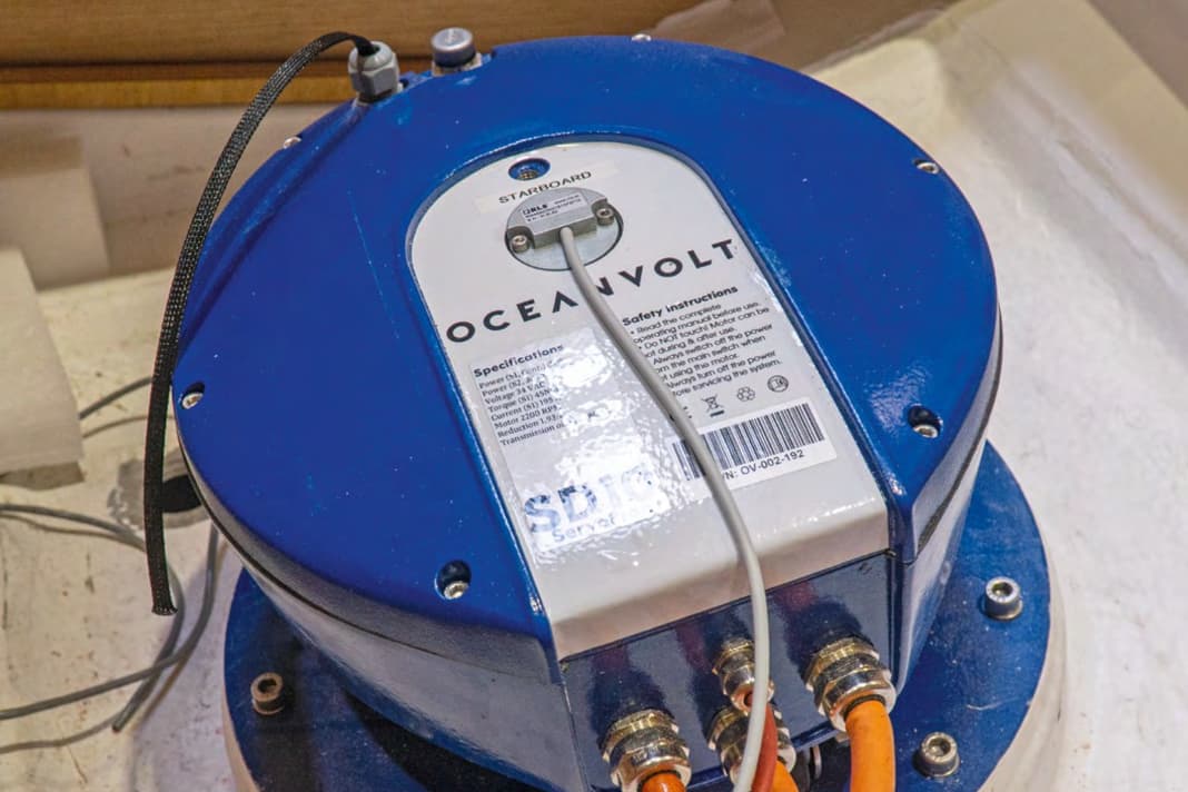 Elektromotor. Egal ob mit Saildrive oder Welle: Der E-Motor baut deutlich kleiner als ein Verbrenner. Das schafft Raum über dem Antrieb