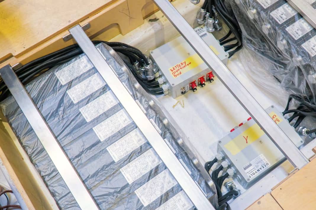 Nécessite beaucoup d'espace. La faible densité énergétique des accumulateurs par rapport au diesel nécessite beaucoup d'espace pour le stockage de l'électricité