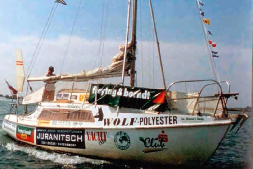 1996 –1998: Erste Solo-Weltumsegelung mit einem selbst gebauten 26-Fuß-Boot auf Grundlage einer Swallow 26. Start und Ziel für den 26.000 Seemeilen langen Törn war das italienische Grado