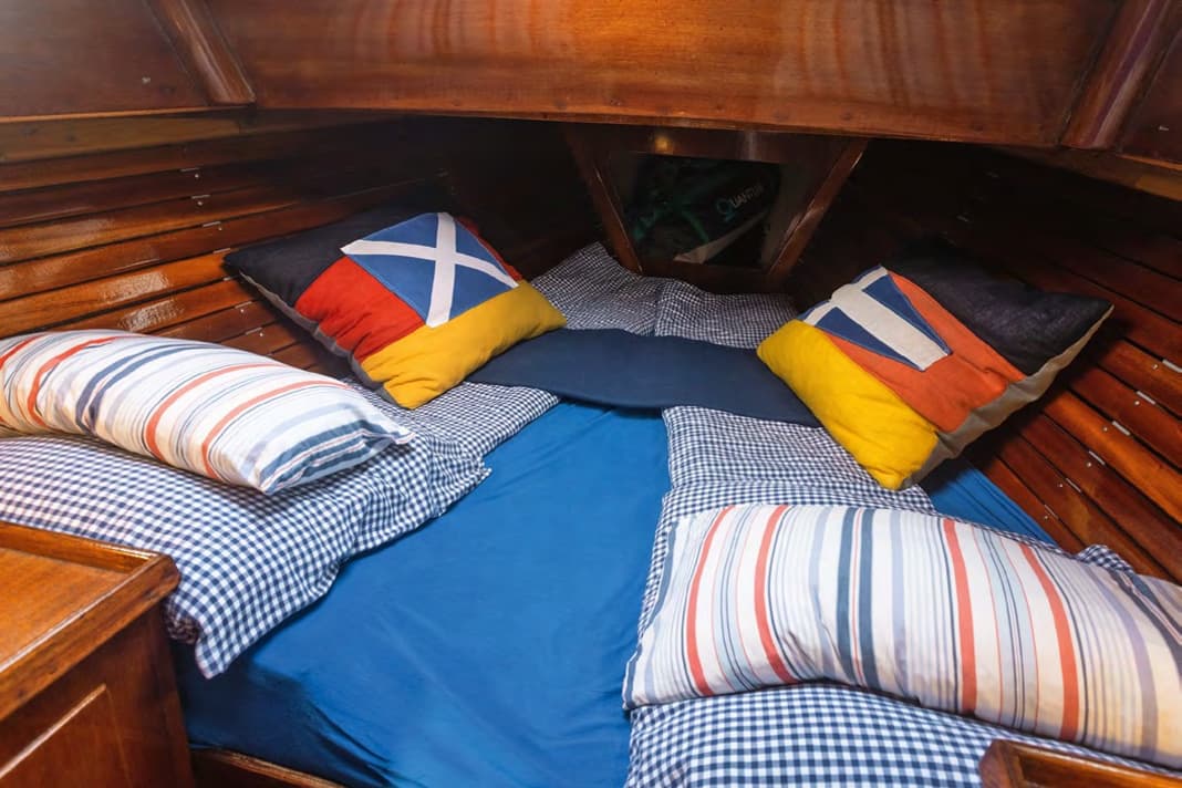 Bed linen instead of sleeping bags: A cosy, tidy and beautifully designed bunk invites you to rest and promotes sleep