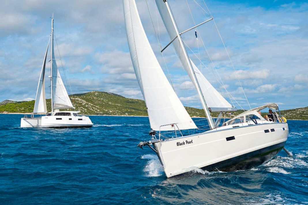 Segelyacht und Katamaran in kroatischen Gewässern. Die Adria zählt zu den beliebtesten Revieren des Mittelmeers