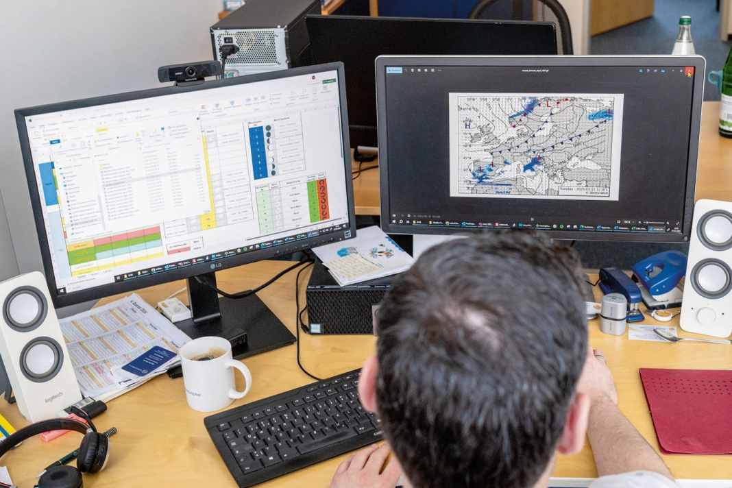 Sebastian Wache at his desk in one of the WetterWelt offices in Kiel. This is where both the forecasts for the radio and the routings for skippers are produced.