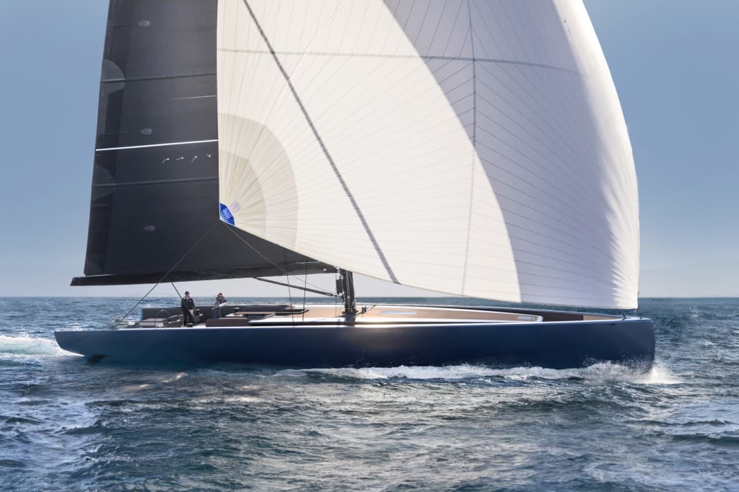 Eleganz in Reinkultur. Das Schiff hat keinen eigentlichen Kajütaufbau und auch keine Reling. Das Laufdeck ist vertieft und führt als eine Art Kanal einmal rund um das Schiff