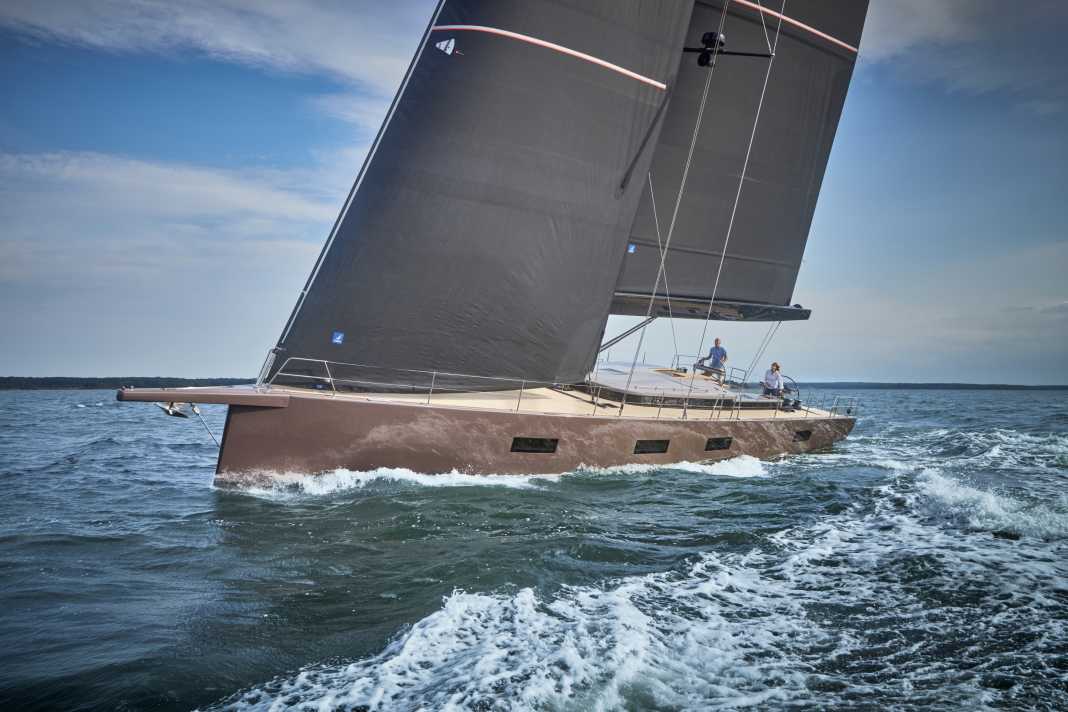 Macht eine gute Figur: die neue Y6 von YYachts auf Jungfernfahrt. Die Konstruktion von Bill Tripp mit dem kurzen, flachen Kajütaufbau ist typisch für die Yachten der Werft in Greifswald.