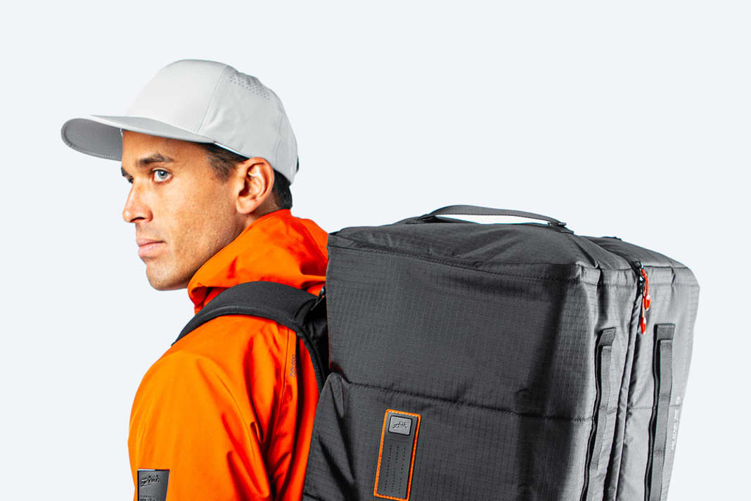 Das 65-Liter-Kit-Bag ist aus wasserabweisendem Material gefertigt, aber nicht vollständig wasserdicht. Es wird wie ein Rucksack geschultert und soll eine gut gepolsterte Rückseite und Schultergurte bieten. Der Preis: 159,95 Euro