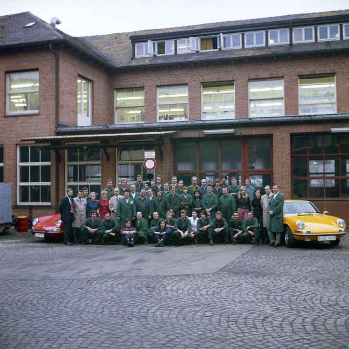 Der Reparatur-Kundendienst im Werk 1 in Zuffenhausen (1972), ganz links Rolf Sprenger