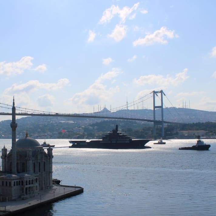 Weite Reise: "REV" passiert den Bosporus. | s.