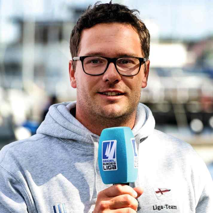 Kai Bertallot, 33 anni: nato in Bassa Sassonia, è originario di Langenhagen, vicino ad Hannover. Il velista ha ottenuto il suo primo incarico di allenatore grazie a un anno sociale di volontariato presso il Flensburg Sailing Club e si è poi trasferito a Kiel.