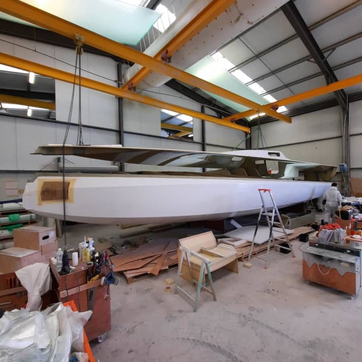 Le "mariage" : le pont et la coque du futur Class 40 de Burke se sont unis en juillet