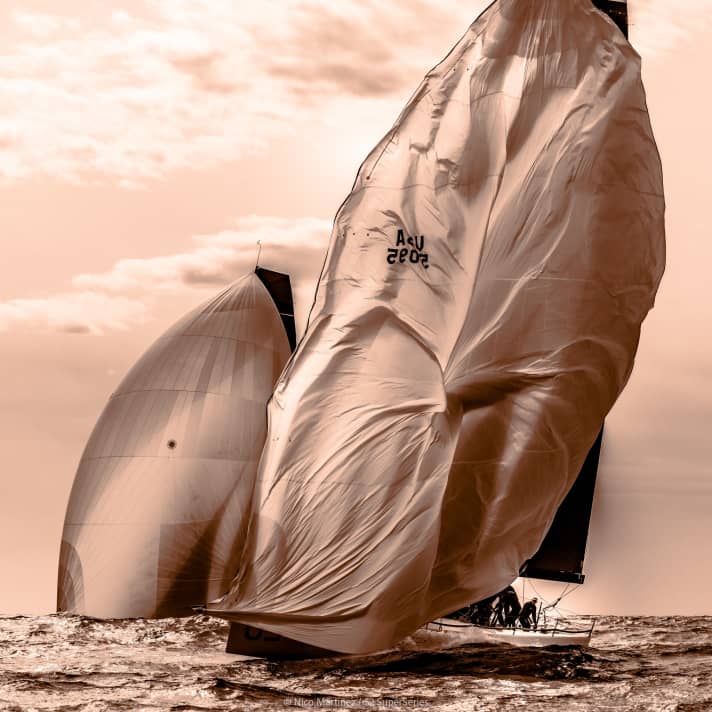 Fotokunst von Nico Martinez. Im Fokus: die amerikanische “Sled”, die bis zum Finaltag um den Sieg beim Royal Cup vor Scarlino kämpfte, sich dann aber dem Team Quantum Racing geschlagen geben musste | 