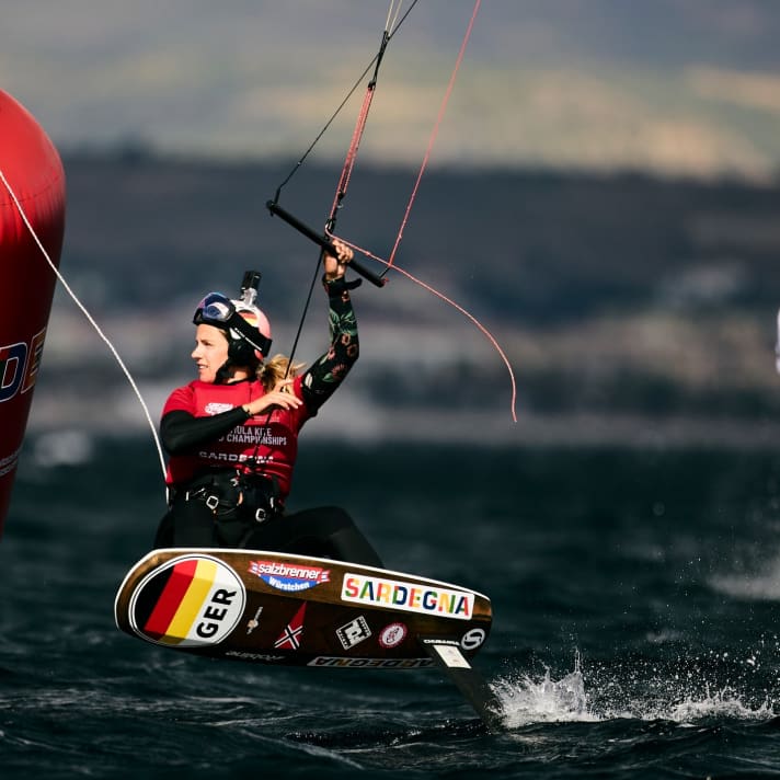 Leonie Meyer in azione nel Campionato del Mondo al largo della Sardegna
