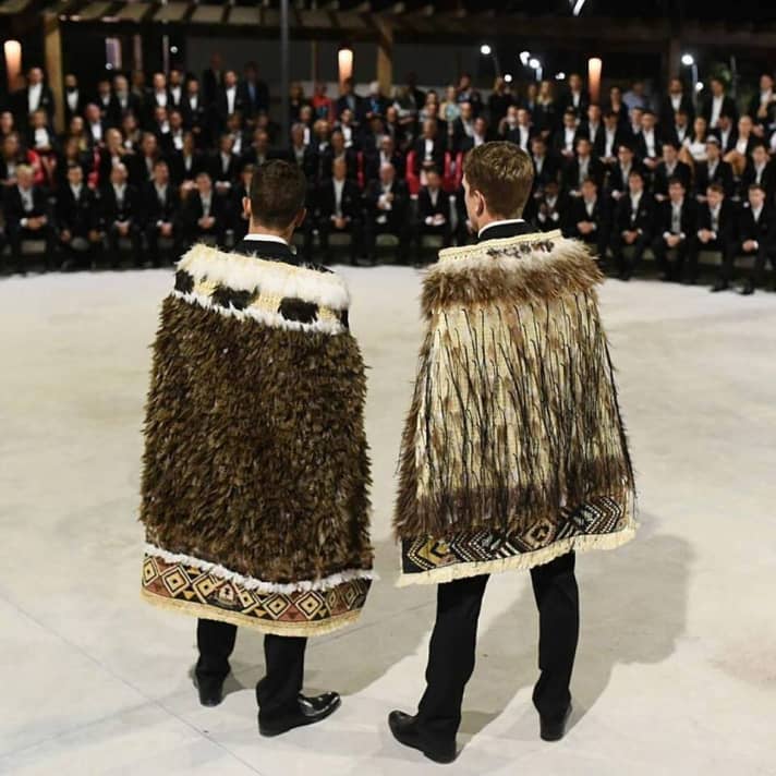   En tête de l'équipe nationale néo-zélandaise aux Jeux olympiques : les navigateurs de 49er Peter Burling et Blair Tuke en tenue traditionnelle.