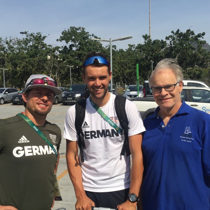   Trainer Thomas Piesker, Laser-Steuermann Philipp Buhl und Berater-Vater Friedl Buhl einen Tag vor dem ersten Startschuss für die Lasersegler und die RS:X-Flotte