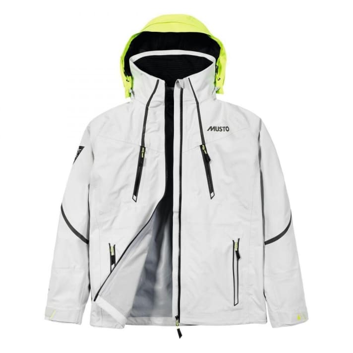   Die Race-Version ist leichter und fürs sportliche Segeln optimiert. Die Kapuze ist abnehmbar