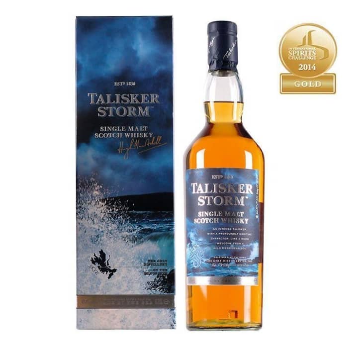   TALISKER STORM e.g. <a href="https://www.awin1.com/cread.php?awinmid=11356&awinaffid=471469&clickref=Y+Talisker+Dark+Storm+Whisky&ued=https%3A%2F%2Fwww.urban-drinks.de%2Ftalisker-dark-storm-whisky-10l-458-vol.html&pref1=yacht" target="_blank" rel="noopener noreferrer nofollow">disponibile presso Urban Drinks</a> *