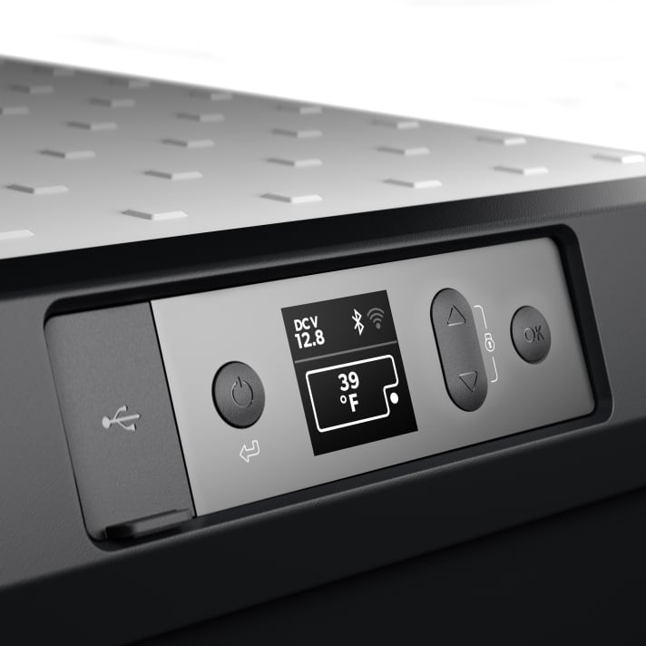 Temperaturkontrolle per TFT-Display. Die Kompressor-Kühlboxen der CFX3-Serie von Dometic lassen sich aber auch über eine App steuern. Die USB-Steckdose liefert Ladestrom für Mobilgeräte