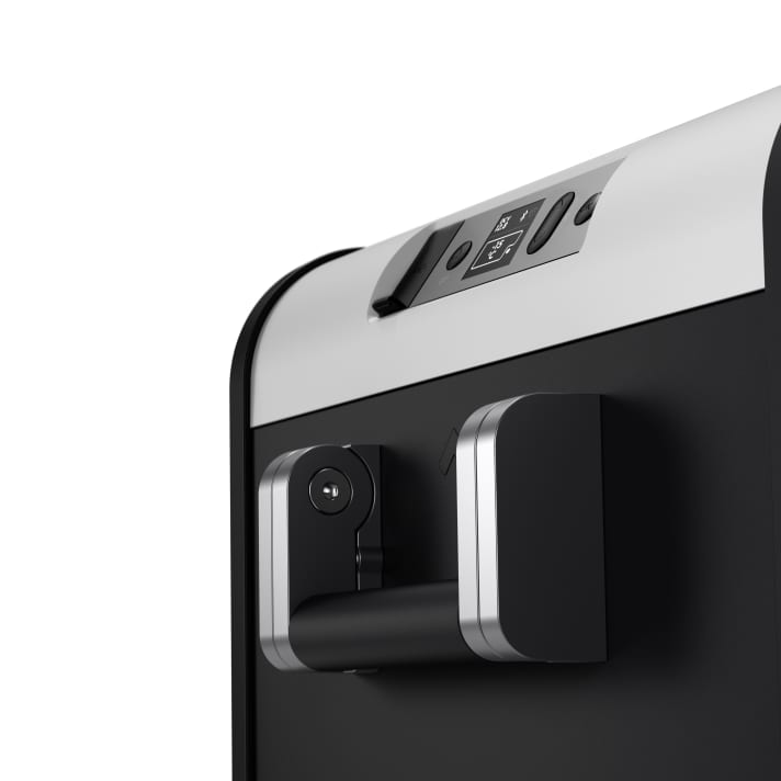 Le robuste maniglie pieghevoli aiutano a trasportare il cool box, mentre le boccole filettate M6 sono fornite nella base per un'installazione permanente.