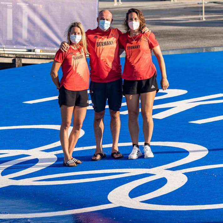   A strong trio: Tina Lutz (l.), coach Ian Barker and foresailor Susann Beucke are ready for the 49erFX showdown on Tuesday morning