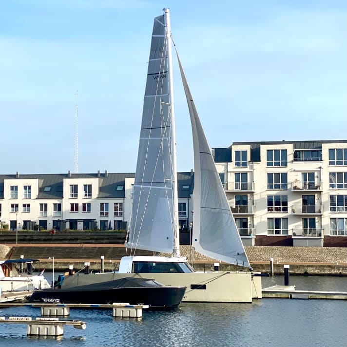   Die Baunummer 1 aufgeriggt im Heimathafen der Werft in Hellevoetsluis