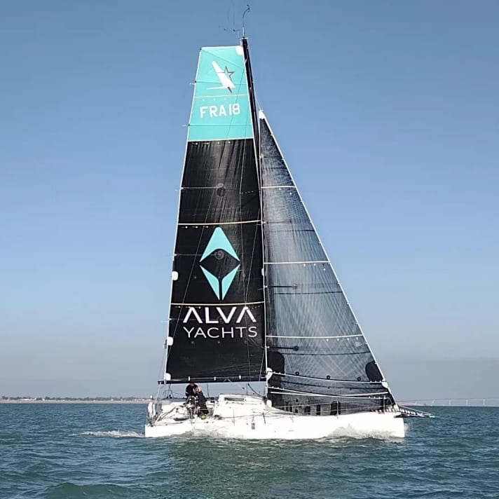   Jörg Riechers im Figaro-Training mit seinem Boot unter Alva-Yachts-Flagge