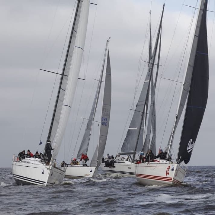 Partenza per Helgoland: i primi equipaggi si sono goduti la corsa al tramonto fino a notte fonda
