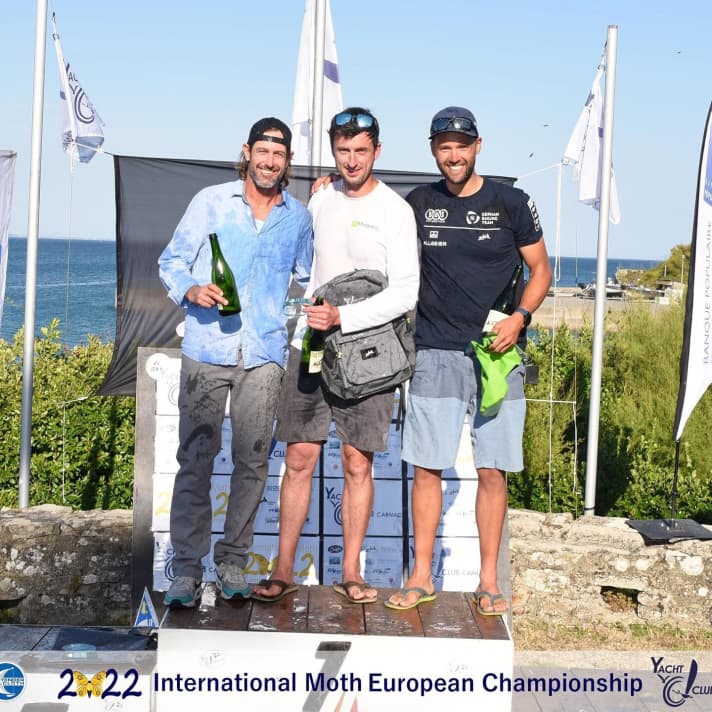   Le podium des CE 2022 avec le vainqueur britannique Dylan Fletcher, l'Américain Brad Funk (à gauche) et le médaillé de bronze Philipp Buhl