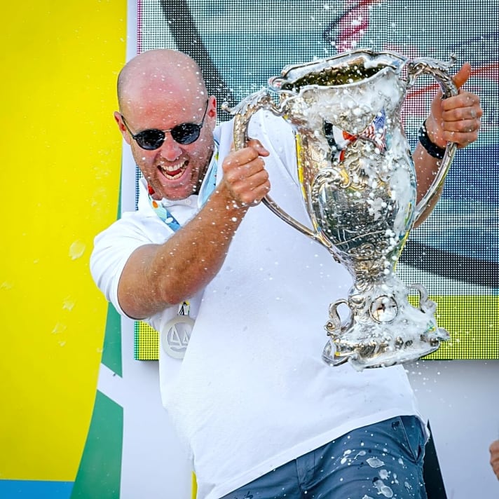 Le surfeur du NRV Sebastian Kördel avec le Kaiserpokal de la semaine de Kiel. Quelques semaines plus tard, il est devenu champion du monde de planche à voile iQFoil.