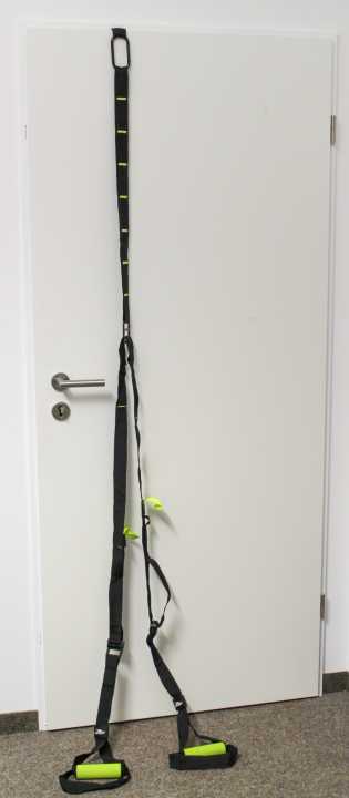 Only as a photo demo. During training, the Sling Trainer must be hung on the other side of the door so that the door is then pulled shut under load.