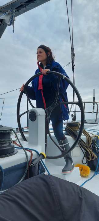   La journaliste et reporter de bord Bronwen Maddox était de la partie en tant que nouvelle navigatrice et partenaire du skipper Richard Tolkien : elle a profité de la course record malgré un début rude sans mal de mer, mais avec de nombreuses impressions intenses qu'elle a consignées dans son journal de bord <a href="https://www.lifeafterparalysis.com/blog/rosalba-atlantic-record-attempt-bermuda-to-plymouth" target="_blank" rel="noopener noreferrer nofollow"> (cliquez !)</a>.