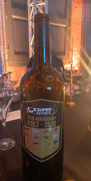 Eine der vielen kleinen, aber schönen Ideen von Marketing-Direktor Lars Böcking und seinem Team der 52 Super Series zum zehnjährigen Jubiläum der wichtigsten Einrumpf-Regattaserie des internationalen Segelsports: Zur Zehnjahres-Party in Barcelona, wo 2012 die erste Regatta der 52 Super Series stattgefunden hat, gab es spanischen Wein mit speziellem Etikett – einen Ribera del Duero von 2012