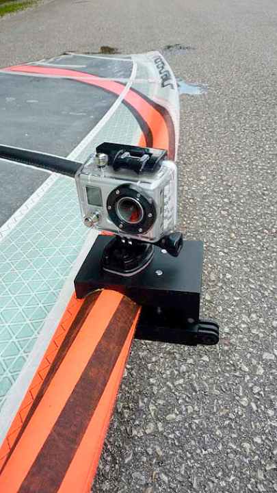 A bracket made of full carbon fibre (only around 280 grams), which is simply clamped to the mast using two Allen screws.