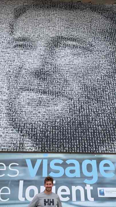 Lennart Burke, qui prima della sua mini-premiere del 2021 nella culla d'altura francese La Base, di fronte all'immagine sovradimensionata della leggenda della vela francese Eric Tabarly.