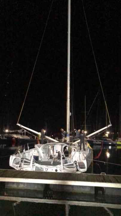   Und sie schwimmt wieder: "Malizia" am Steg in Lorient