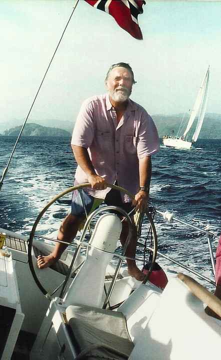 Hans-Günter Kiesel a suivi les traces de sa tante qui, en 1900 déjà, publiait une annonce dans le journal pour attirer les clients : "Nouveau : photos à la lumière électrique". Kiesi" (ou "Keasy", car il prend tout avec le sourire) est lui aussi photographe de formation. Avant de changer de sujet, il a photographié Adenauer, Lyndon B. Johnson et Gorbatchev.