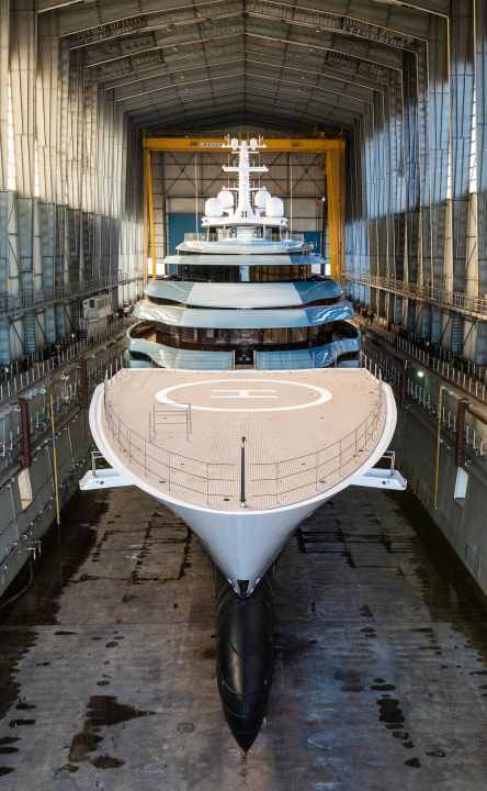 Im Trockendock: Lürssen wickelte das „Kaos“-Refit bei Blohm+Voss ab. Die Werftengruppe kann auf weitere sieben Standorte zurückgreifen. | n.